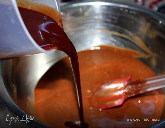 Взбить в густую пену белки постепенно добавляя 1/2 ст сахара.
Расстопить шоколад.
Взбить желтки с оставшимся сахаром и добавить растопленный шоколад.
Добавить ваниль ром и молоко

