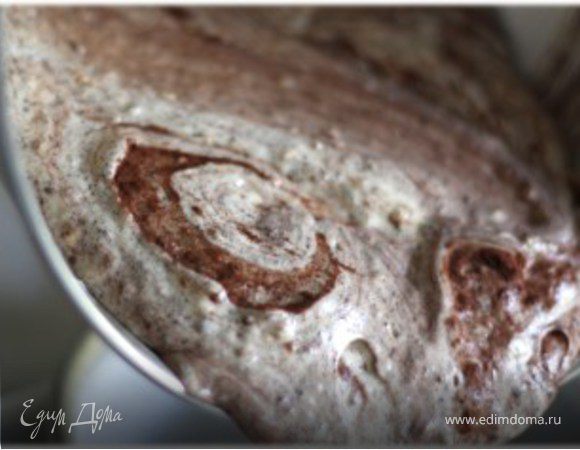 Смешать белковую смесь со смесью с желтками
1/3 из полученной смеси оставить в холодильнике
В остальную часть добавить муку и перемешать
Вылить тесто в форму d-24.Выпечь 45 мин при темп 170 гр
Остудить
