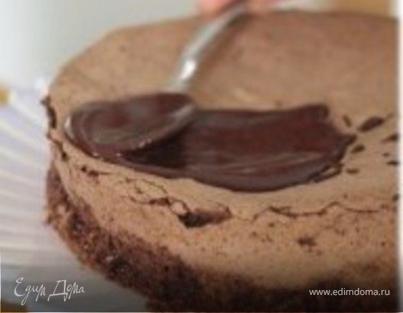 Сверху на тесто выложить отложенный в холодильник мусс.Сверху посыпать какао и молотыми орехами.Накрыть пищевой пленкой и поставить на несколько часов в холодильник