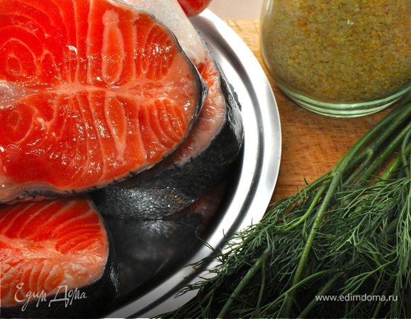 Стейк форели положить на двухслойный кусок фольги,  посыпать ароматной солью или просто крупной морской, немного черного перца, щепотку куркумы. 