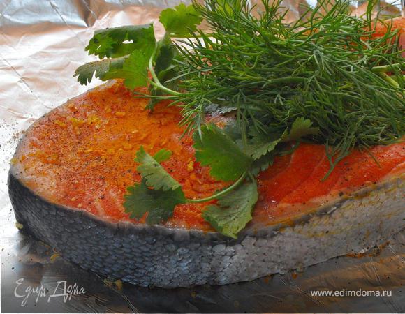 Положить внутрь маленький кусочек сливочного масла и веточки укропа и кориандра. Плотно завернуть каждый стейк в фольгу.  Положить в разогретую  до 200гр духовку на средний уровень и запекать в течение 20 минут. 