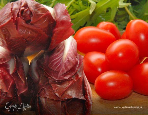 Цикорий порезать, положить в сито и подержать над паром пару минут. Остудить и смешать с мизуной или руколой, добавить половинки томатов черри, заправить хорошим оливковым маслом, соком лимона солью и перцем. Хорошенько перемешать салат руками и оставить настаиваться.