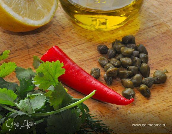 Вынуть рыбу из духовки и оставить немного постоять в фольге пока делаете соус. В шейкер для специй или в небольшую банку с плотной крышкой налить оливковое масло, добавить сок лимона в соотношении 1 часть сока к 3 масла, добавить измельченные каперсы, чили, укроп и кориандр. Хорошенько взбить руками как коктейль в шейкере.