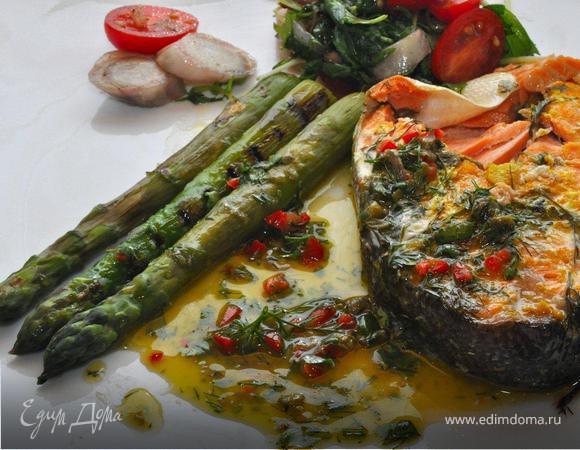 На просторную  тарелку выложить стейк форели из фольги. Рядом несколько черенков спаржи и салат с цикорием. Полить рыбу и спаржу соусом и подать к столу. Приятного аппетита!      