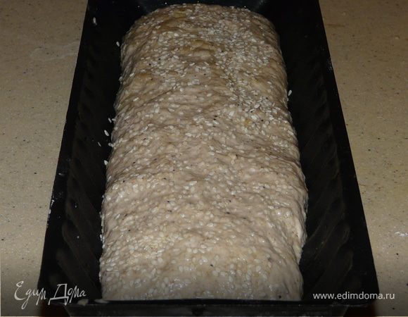 Смешать все ингридиенты, кроме соли, в комбаине (миксере) в течении 10-15 минут (соль добавить в процессе).
Смазать миску маслом, выложить тесто, его со всех сторон немного смазать и оставить (накрыть) на минут 80 (пока вдвое не вырастет).
Опять его помесить, чтоб вышел воздух и сформировать шар. Оставить на 30 минут.