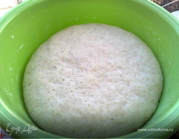 вымесить тесто из перечисленных компонентов в течении минимум 10 минут.оставить тесто накрытым до того как оно увеличится вдвое.