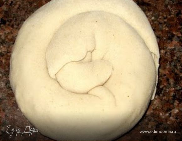 Из готового теста сформировать 10 булочек округлой формы с чупчиком на верхушке.Выложить на противень выстланный бумагой для выпечки.Накрыть полотенцем и дать постоять минут 20-30