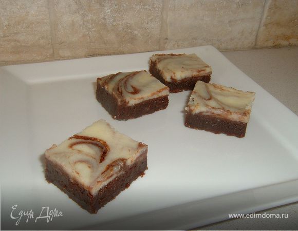 На тесто выложить 1-й крем а затем ложечкой каждый вид шоколада делая разводы в виде запятой или полукруга.Поставить на несколько часов в холодильник.