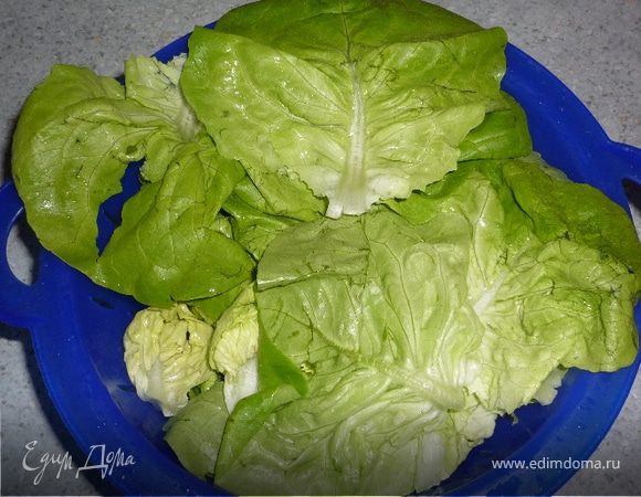 Кочан салата разбираем на листья, промыть, дать воде стечь.