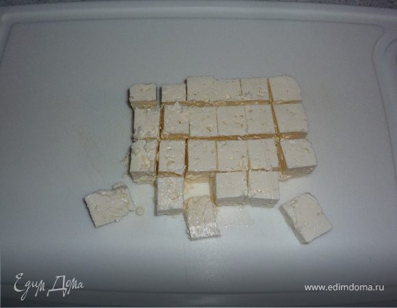 Берем емкость для салата. Нарезаем кубиками сыр. 