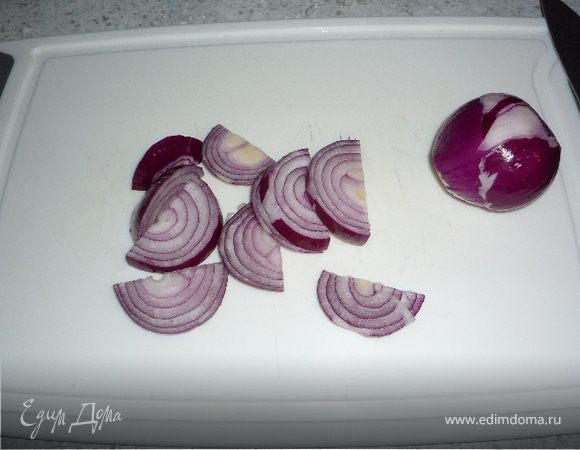 Режем лук полукольцами.