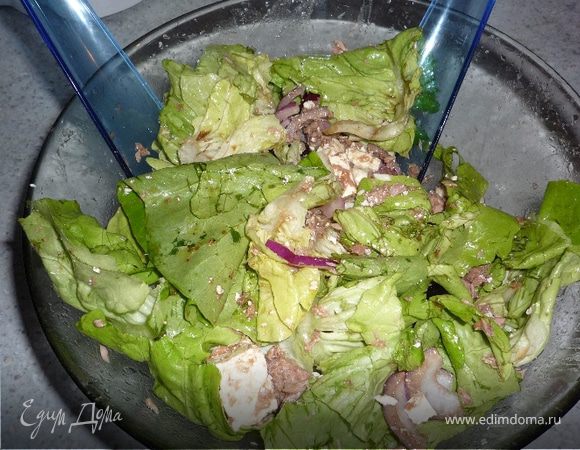 Добавляем листья салата, оливки. Солим, перчим.
Заправляем бальзамическим уксусом и оливковым маслом. Перемешиваем.