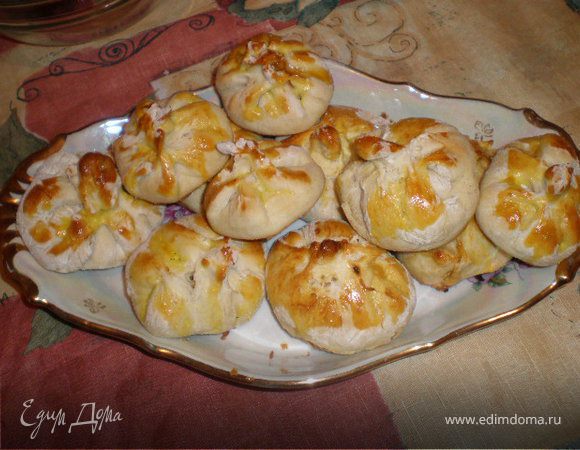 В воде развести дрожжи, соль, сахар, масло, добавить муку и вымесить тесто. Дать постоять 20 минут в теплом месте. Готовое тесто делим на небольшие шарики, раскатываем не очень тонко и в середину ложем абрикосовое варенье и собираем в мешочек. Сверху смазываем яичным желтком и выпекаем при 180 градусов 20 мин.
