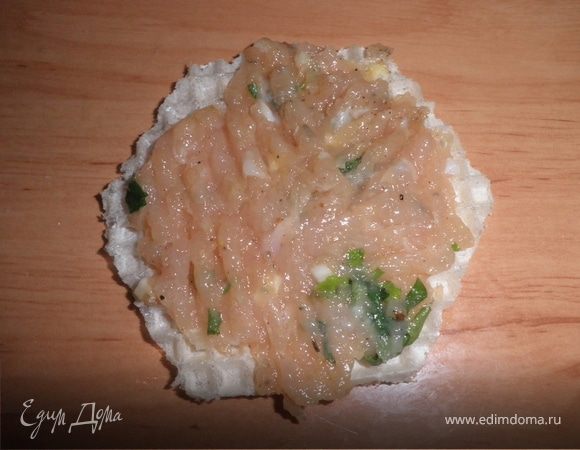 нанесите тонким слоем фарш 0,5 см. и накройте вторым коржом. Обмокните тщательно в яйце и обжарьте с двух сторон до золотистой корочки. 