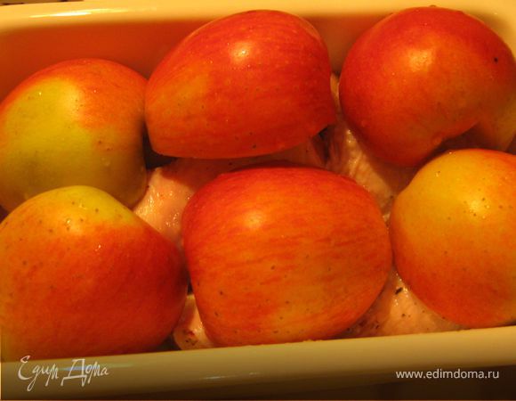 Порезать курицу на порционные кусочки, посолить, посыпать прованскими травами, добавить оливковое масло, перемешать. 
Яблоки разрезать на половинки, удалить сердцевину.
Выложить курицу в форму, сверху выложить яблоки.