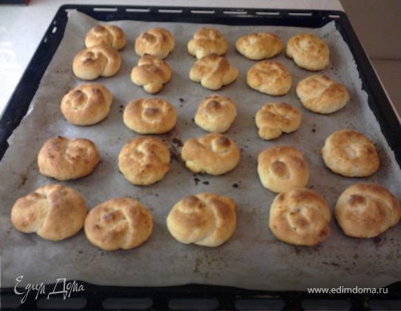 Сахар растереть с маслом,добавить творог,яйцо и муку с содой. Замесить тесто,получится колобок. От колобка отщипываете кусочки и делаете различные фигурки,я скрутила "фигушки". Раскладываете свою фантазию на бумагу для выпечки смазанную маслом,и отправляете в духовку при температуре 240 градусов. Готовятся красавчики 15-17 мин. Рекомендую всё же поглядывать на их состояние,т.к. духовки у всех пекут по-разному. Когда "фигушки" готовы можете слегка их помазать маслом и накрыть полотенцем,пусть отдохнут, а перед тем как кушать посыпьте сахарной пудрой. Приятного аппетита.
