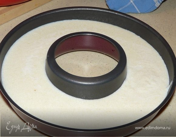 Помешивая венчиком, сварить манную кашу, загустить ее. Сполоснуть водой форму, выложить туда манку и накрыть полейтиленом на 30 мин. Потом отправить в холодильник на 3 часа, минимум.