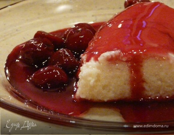 Соус- вино и вишню закипятить , добавив специи или только ваниль и сахар. Крахмал развести холодным вином и влить, загустить.

В горячую воду окунуть форму, перевернуть. Сверху полить соусом.
