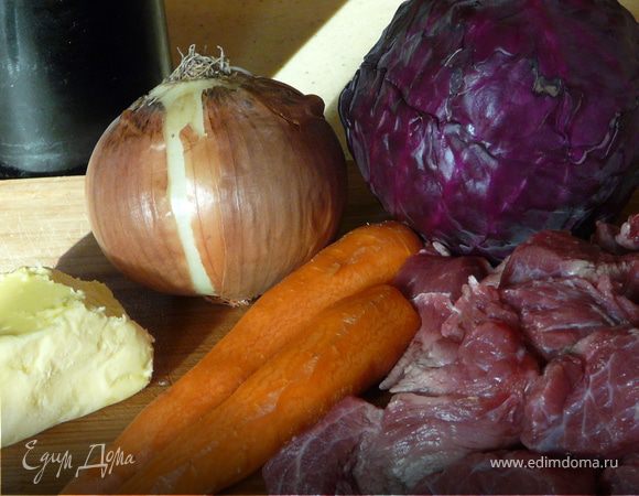 В большой тяжелой кастрюле разогреть масло, положить мясо, подождать, пока оно станет золотисто-коричневого цвета. Добавить  специи. Затем лук, морковку и капусту. Немного протушить (несколько минут) и влить вино.