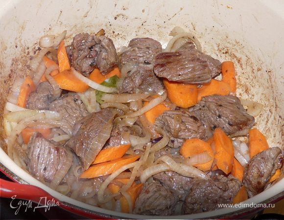 Накрыть крышкой и тушить ок. 2,5 часов на маленьком огне, помешивая.
На сковородке разогреть сливочное масло. Хлеб обмакать в нем. Сложить кусочки сверху на мясо и поставить под гриль (или просто в горячую духовку) на минут 5 до золотого цвета.
