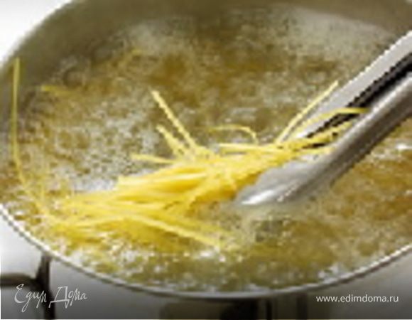 В сильно подсоленой воде отварить спагетти, как написано на упаковке.
Когда вы начнете сливать спагетти, ополосните сначала дуршлаг кипятком - это нагреет его и подготовит к горячим спагетти. Не сливайте слишком хорошо - несколько капель жидкости должно остаться, чтобы спагетти не пересохли. Поставьте дуршлаг с спагетти на кастрюлю, чтобы в нее стекала вся жидкость.