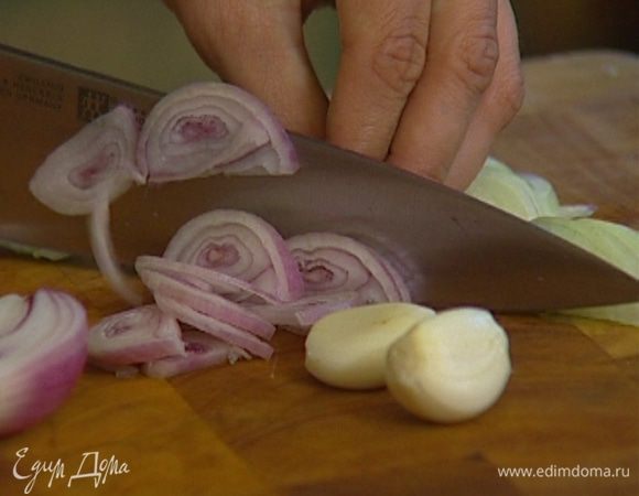 Лук почистить и нарезать полукольцами.