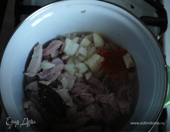 В кастрюльку или глубокую сковороду, наливаем немного воды и кладем лаврушку. Ставим на огонь и доводим до кипения. Кипятим минутки 3-4, чтобы лаврушка отдала свой вкус воде.
Мясо промываем в воде. Морковь и лук моем, чистим и лук режем, а морковь трем на крупной терке. Все отправляем в кастрюлю, делаем огонь тише и варим минут 15, добавив кусочек масла.