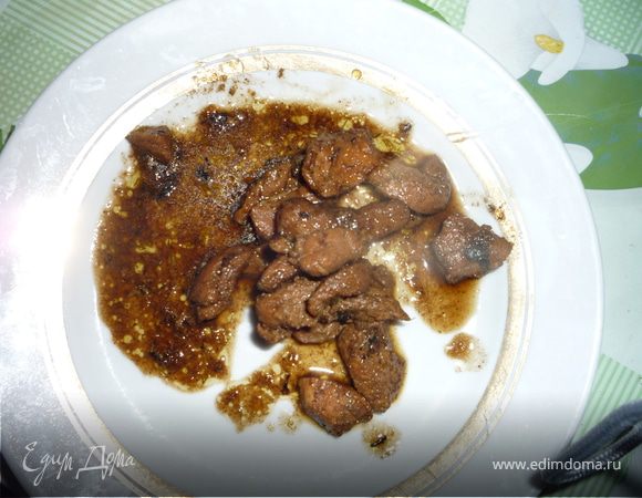 Пока мясо варится, разведем кофе в стакане. 1 ч.л. кофе растворяем в горячей воде, но не жидко. (настаивается около 15 минут).
Вынимаем лаврушку из мяса и, помешивая гуляш, вводим кофейную гущу. Добавляем еще небольшой кусочек масла. Тушим около 1 - 1.30 часа. По мере необходимости добавляем еще масло, специи, но без фанатизма! Сюда подойдет сухой укроп, сельдерей. Солим и перчим по вкусу.
Приятного аппетита!!