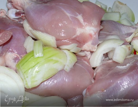 Окорочок разрезать на 2 части(отделить голень от бедра).Кожу удалить.Положить в посуду, в которой будете запекать.Посолить, поперчить.Порезать очищенный лук крупно вдоль.Чеснок тоже крупно.Добавить к курице, перемешать 