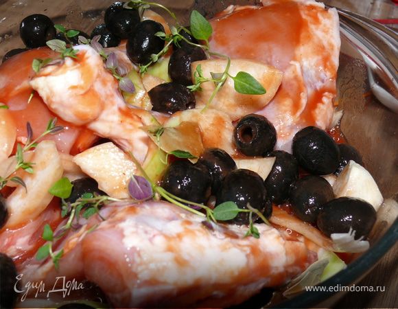 В томатный сок - еще щепотка соли, сахар.Перемешать и вылить в мясо.Добавить маслины,перец горошек, лаврушку,тимьян. Закрыть фольгой,сделать посередине дырочку и тушить в духовке(200 гр). 30-40 минут, иногда перемешивая.