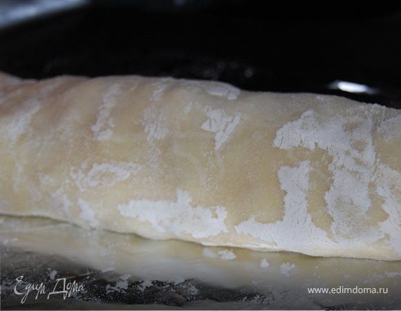  Отправляем рулет на противень в разогретую до 220 градусов духовку минут на 30. В итоге у нас должен получится сочный, румяный,хрустящий,ароматный рулет, который подходит как к сладкому чаепитию, так и к свежесваренному бульончику! Приятно аппетита!