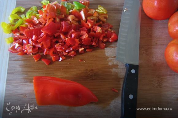 нарезать овощи и обжарить в масле до золотистого цвета Добавить соль перец и томатную пасту.Тушить еще 2-3 мин