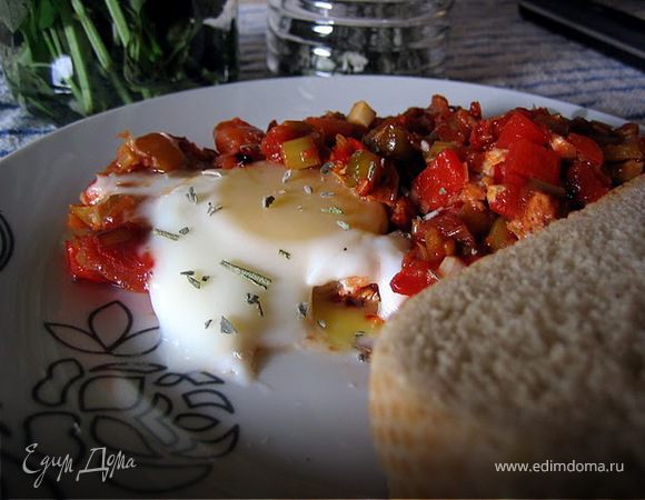 Сверху овощей вбить яица накрыть крышкой  и на маленьком огне подержать мин 2-3.
подавать с кусочком подсушенного на сковороде хлеба