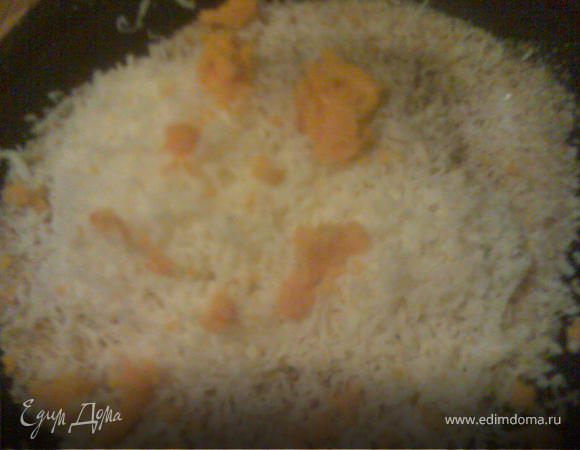 Готовим панировку: в одну миску просеиваем муку, в другую выливаем взбитое яйцо(или пиво); в третьей смешиваем сухари, сыр, цедру, петрушку, добавляем соль, перец.