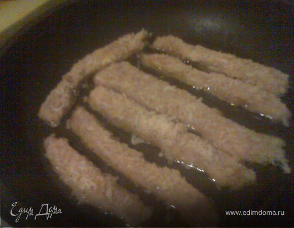 По очереди обмакиваем кусочки курятины: в муку, яйцо, панировку. Отправляем на горячую сковородку.