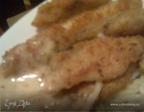 Подавать палочки горячими, вместе с соусом.