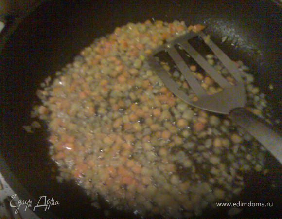 Мелко нарезаем лук, морковь, чеснок. Обжариваем на растительном масле.