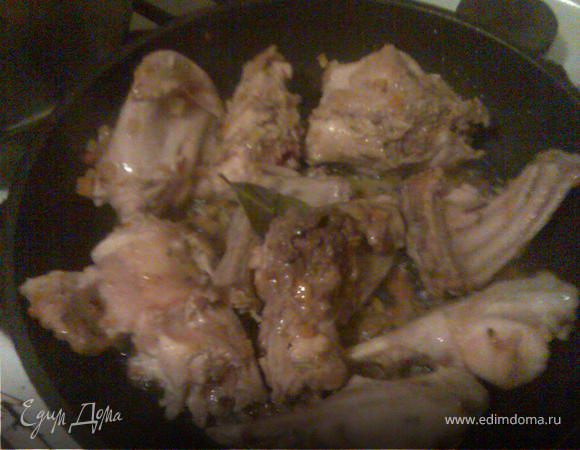 Кролик, помытый и нарезанный небольшими кусками, выкладываем на сковороду, добавляем розмарин, паприку и лавровый лист - обжариваем на среднем огне около 10 минут.