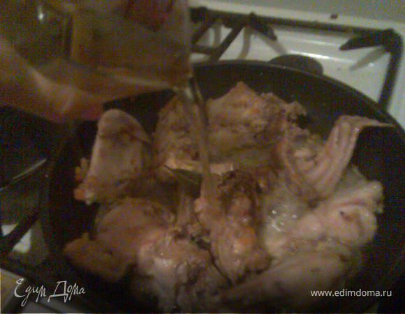 Добавляем 100 мл вина, даем ему испариться.