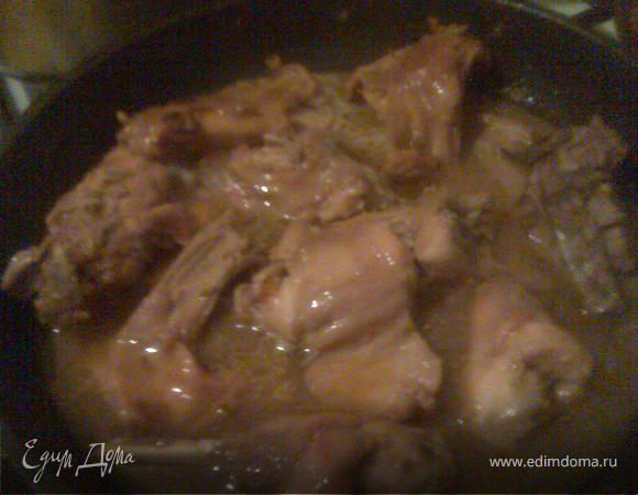 Добавляем еще 100 мл вина, подливаем немножко бульона, солим, перчим. Добавляем сахар. Тушим 30 минут, время-от-времени надо помешивать и подливать бульон при необходимости.