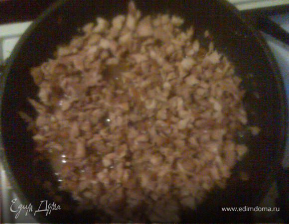 Итак, мясо готово! Вынимаем, даем ему остыть. С помощью рук отделяем мясо от косточек и мелко режем. Возвращаем на сковородку в наш замечательный соус!