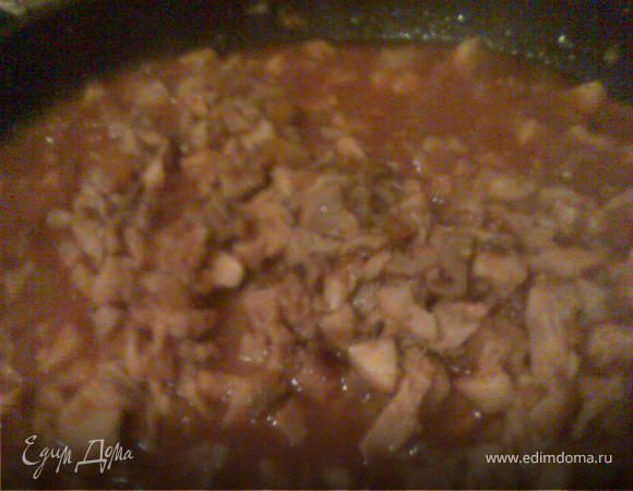 Добавляем томатную пасту, тушим 10 минут. При этом,если нужно, можно добавить немножко бульона. Приправляем солью, перцем, можно добавить еще немножко сахара.