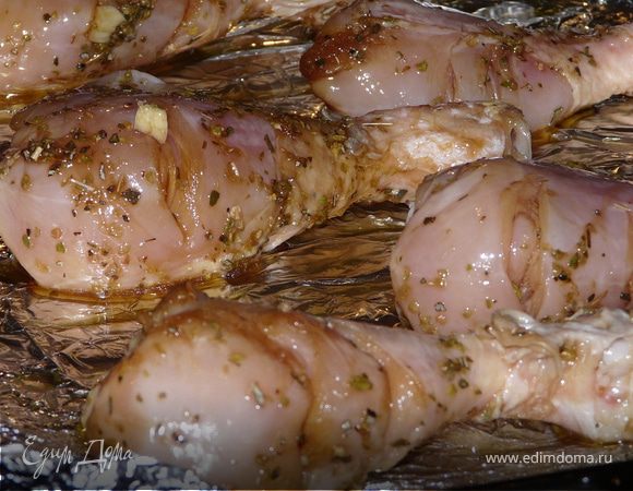 Духовка 225 С. На фольгу выложить курицу (я смазывала оливковым фольгу). Поставить на 25-35 минут до темно-коричневого цвета.
Пока сделать соус- маринад в кастрюльке на маленьком огне прокипятить 10-15 минут, загустить.
Вынуть ножки, смазать с помощью кисточки соусом, посыпать кунжутом и петрушкой.
