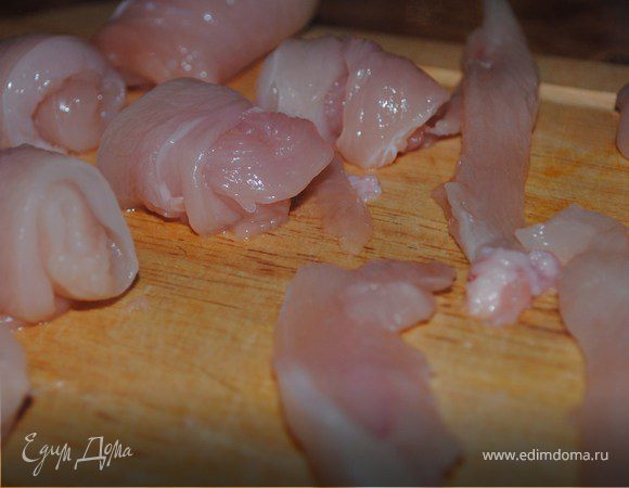 Берем грудку и режем ее вдоль,полосками,затем заворачиваем в мааааленькие рулетики.