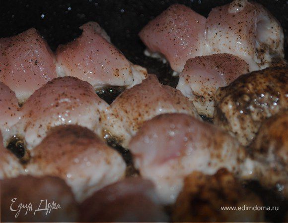 Обжариваем.Старайтесь выкладывать швом на дно сковородки,чтобы не разворачивались.Тем временем,пока жарится,можно приготовить соус,я например люблю чеснок с майонезом.