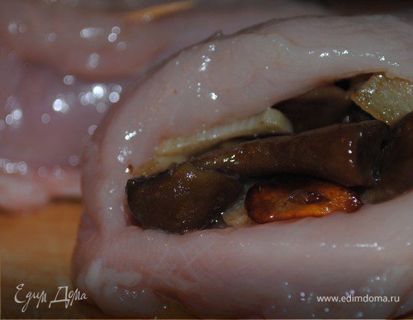 Фаршируем грудки готовыми грибочками.Чтобы грибочки не высыпались во время приготовления,можно заколоть зубочисткой.