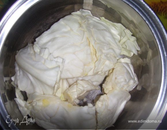 Кочан разделать на небольшие порционные кусочки. Залить небольшим количеством воды, посолить и отварить в течение 5 минут.