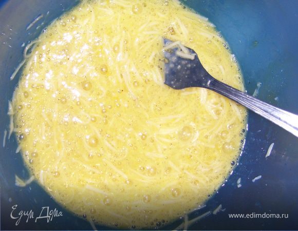 Яйца взбить, посолить, поперчить, добавить сушеный чеснок. Сыр натереть на мелкой терке. Смешать я яйцом.