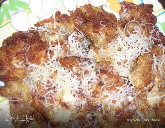 Горочку из еще горячих капустных листиков посыпаем сыром. Подаем с майонезом, в который добавляем 0.5 ч.л. лимонного сока.