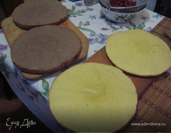 Выпекаем два коржа бисквита белый и темный. Для этого растираем желтки с мукой и 2 ст. ложками сахарной пудры. Взбиваем белки с щепоткой соли в крепкую пену и осторожно вводим их в тесто. в 1/2 теста добавляем какао, Разливаем по формам и выпекаем при 200С. Коржи разрезаем вдоль и пропитываем коньяком.